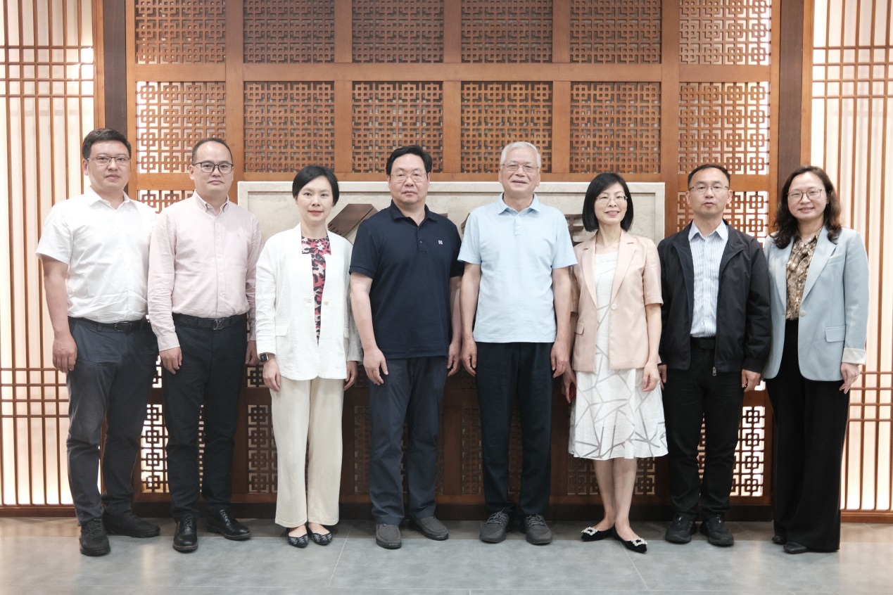 213767_209403.jpg 213767_209403.jpg